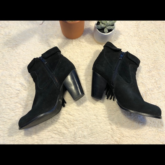 💥MAKE ME AN OFFER💥 EUC Black Suede Booties with Fringe Detail - Picture 3 of 8